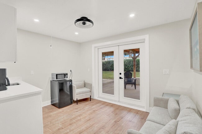 Building Photo - 727 Fernwood Dr