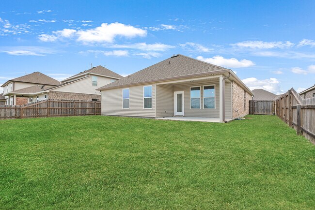 Building Photo - 700 Lakeshore Village Dr