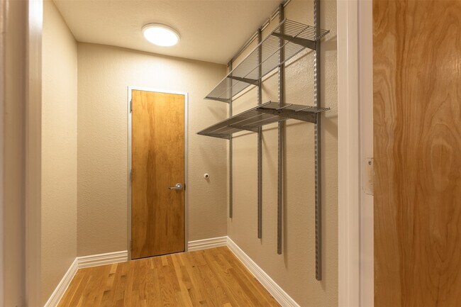 Building Photo - 2098 Harland Dr
