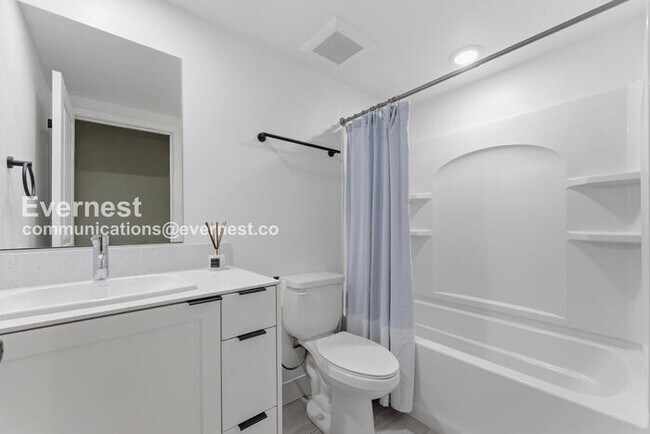 Building Photo - 4 Bed/3 Bath Townhome with Fenced Yard & Garage / Available Now!