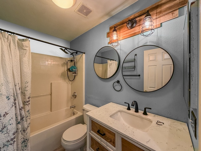 Building Photo - Fantastic. Three bedroom in Gilroy. Corner Lot