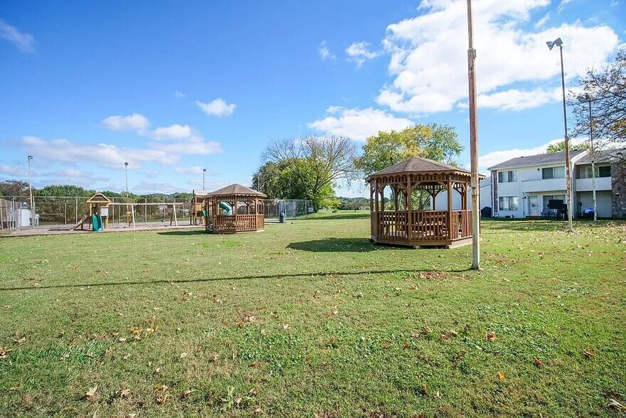 Building Photo - 810 Bellevue Rd