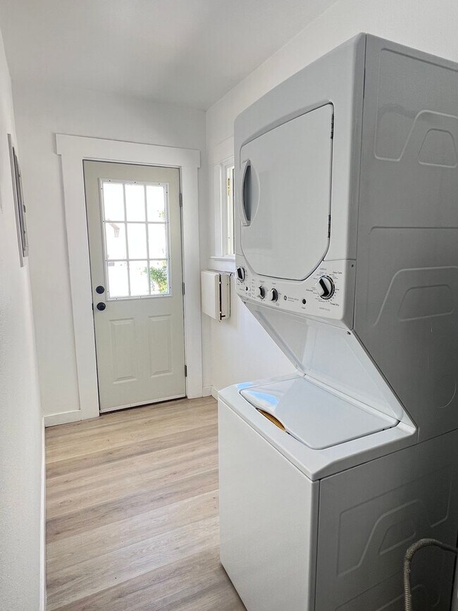 Building Photo - 108 S Guadalupe Ave