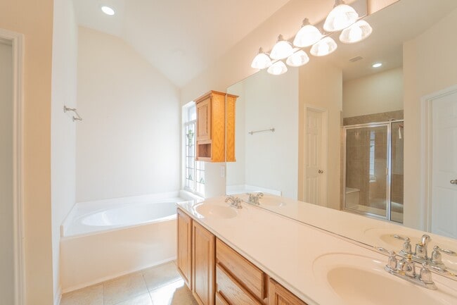 Building Photo - 2910 Sandleigh Dr