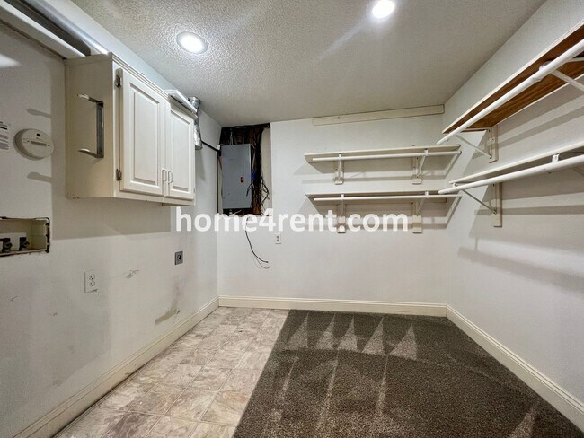 Building Photo - Maintenance Free Living w/ Hardwood Floors, Open Layout, Granite Counters, Finished Basement!