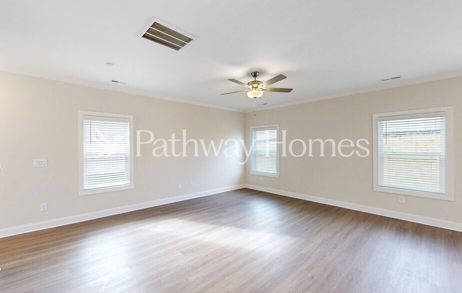 Building Photo - 108 S Sina St