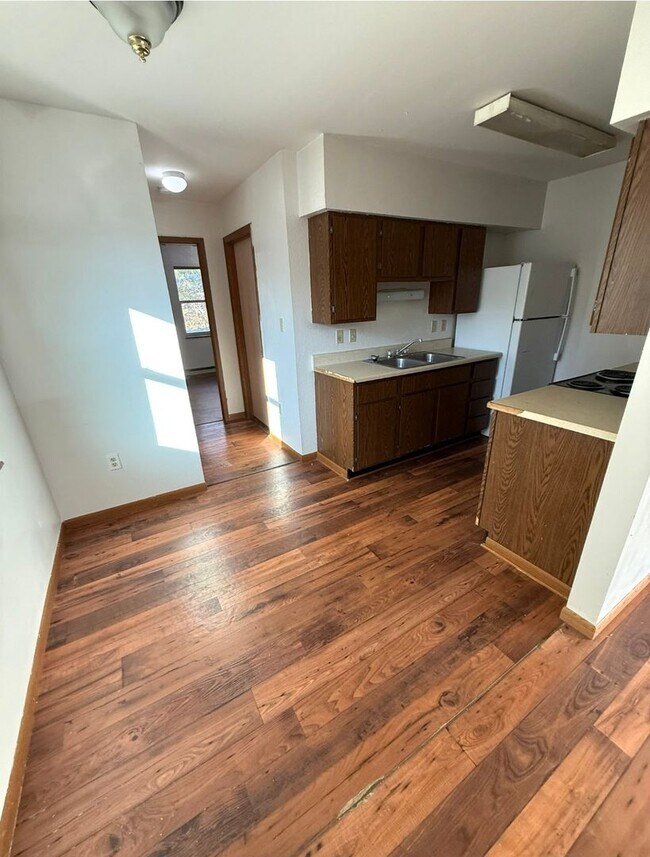 Primary Photo - Jewell