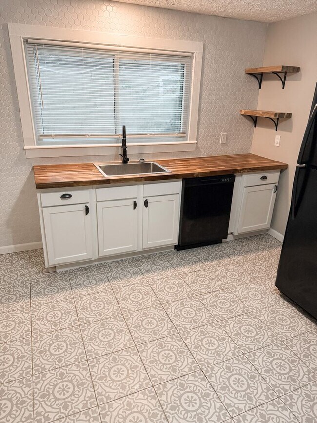 Building Photo - Charming 2 bedroom, 1 bathroom home locate...
