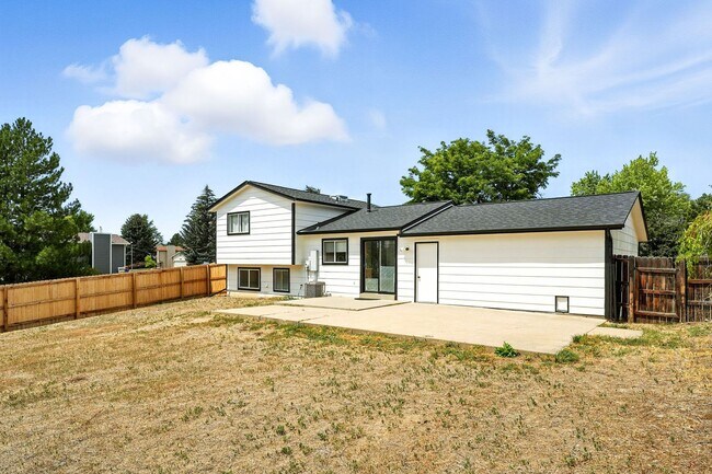Building Photo - Spacious Tri-Level Home on Corner Lot – Av...