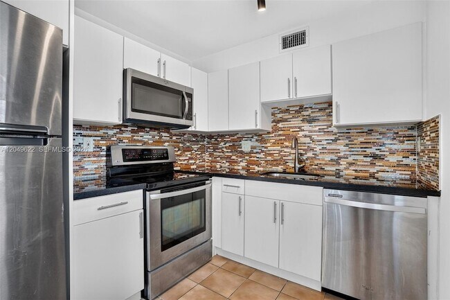 Building Photo - 9920 NW 68th Pl