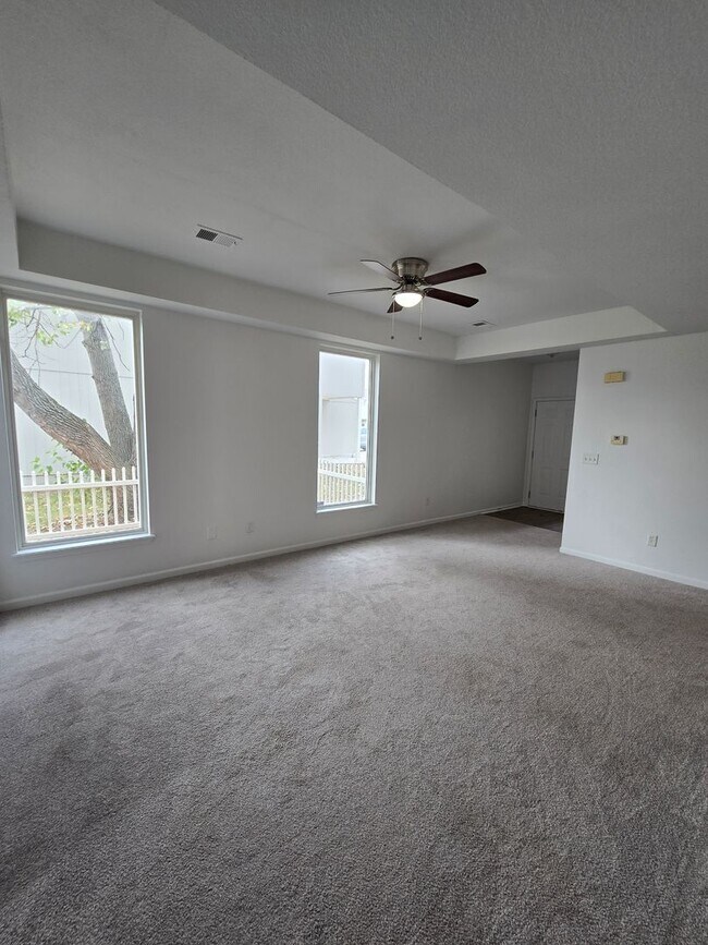 Building Photo - 3 bedroom duplex