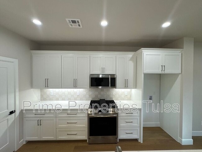 Building Photo - 1022 E Delmar Pl