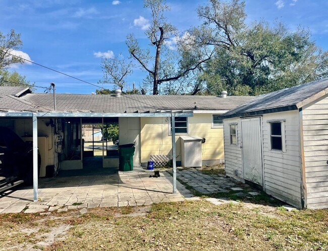 Building Photo - Cute 2BR/1BA Zephyrhills Duplex NO APPLICATION FEE!