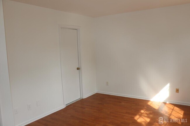 Building Photo - 405 Maplecrest Rd