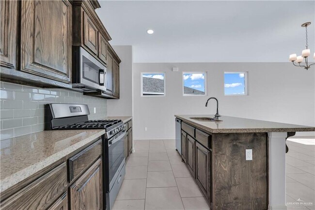 Building Photo - LARGE HOME! 3 BEDROOM!
