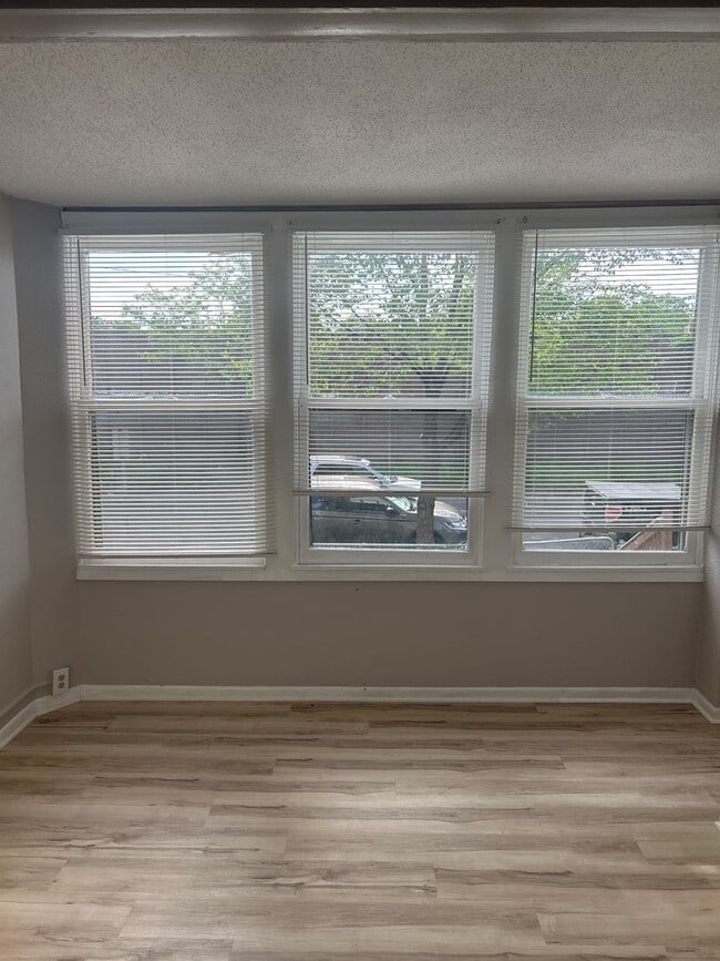 Building Photo - Beautiful 5b/2b in South Minneapolis!