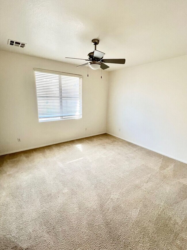 Building Photo - 3bd 3bth Gated