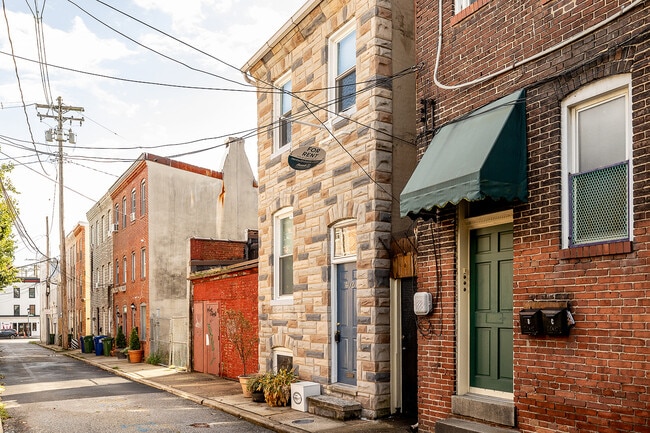 Building Photo - 402 S Regester St