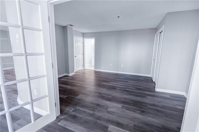 Building Photo - 2 School St