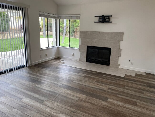 Building Photo - Single Story RSM house with HUGE yard!