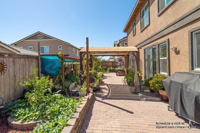 Building Photo - 707 Razorbill St