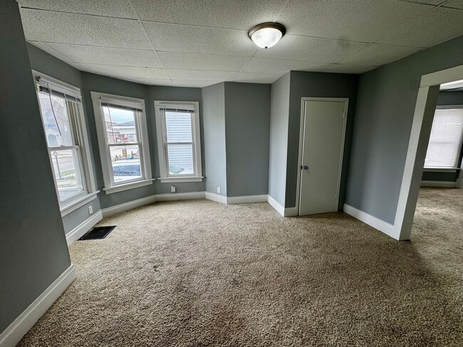 Building Photo - 5 Bed + Bonus Room House | Across from Park | 3 Stories | $1,450