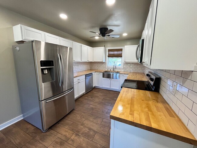 Building Photo - Great home avail in Hubert!  Mini split AC in garage perfect for personal gym!