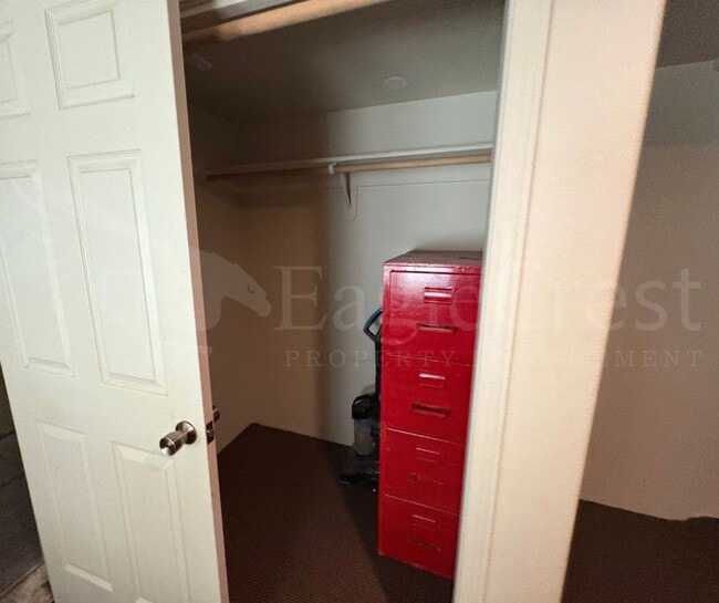 Building Photo - Large 8-Bedroom Home Across from Whitman College – Lawn Care Included