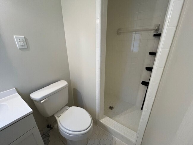 Building Photo - Renovated 4 Bedroom 2 Bath Home for Rent!