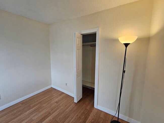 Building Photo - 464 Meridian St