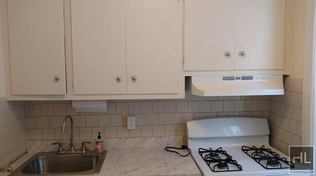 Building Photo - 1BR 1BA Pre War Charmer in Homecrest Brooklyn