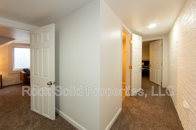 Building Photo - 516 E 6th St