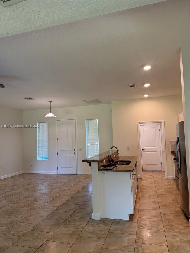 Building Photo - 1855 17th Ave SW