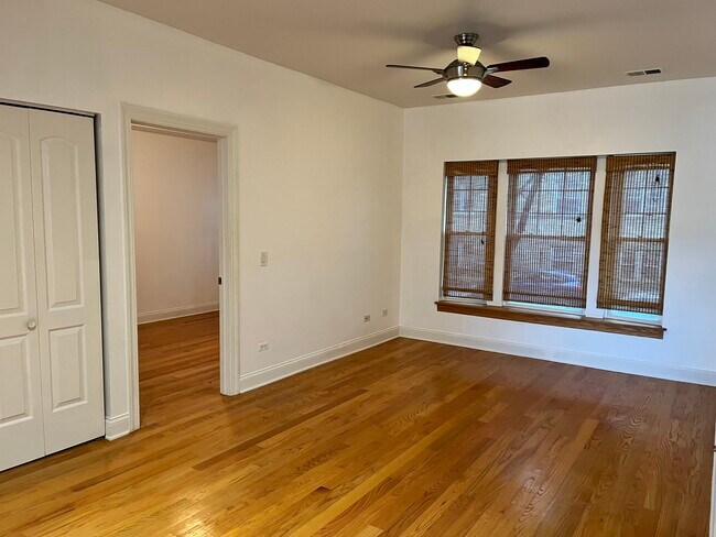 Building Photo - 3408 W Sunnyside Ave