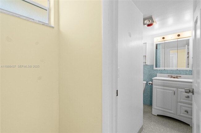 Building Photo - 2999 Point E Dr