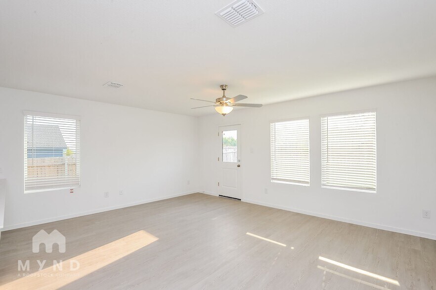 Building Photo - 2724 Mistwood Dr