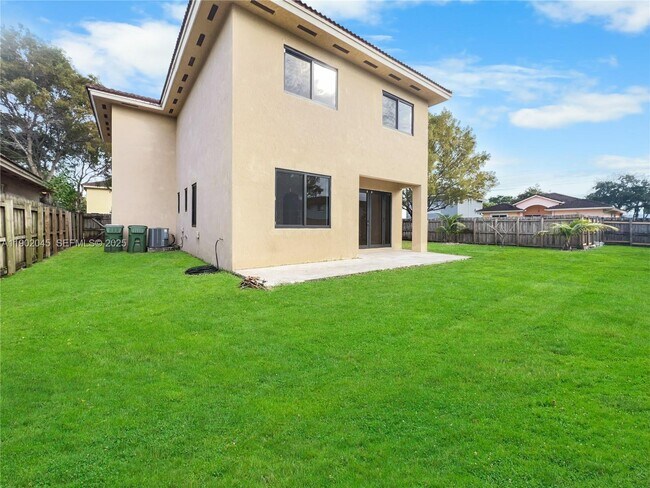 Building Photo - 1736 NE 9th Dr