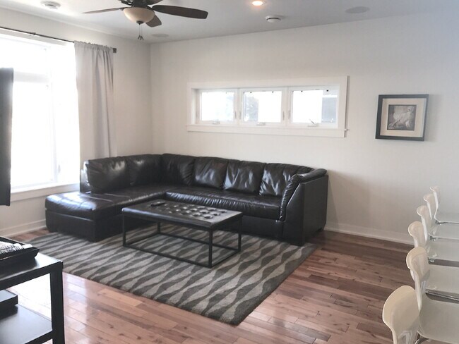 Building Photo - Charming 4-Bed Oasis with Granite Touches & Hardwood Elegance in Minneapolis!