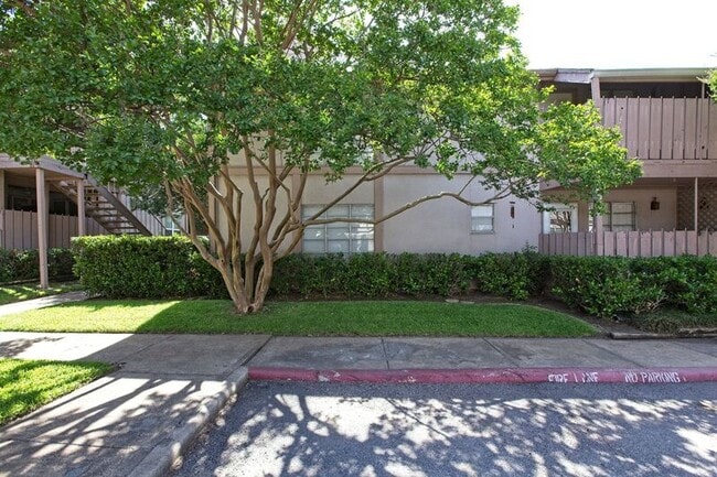 Building Photo - 10590 High Hollows Dr