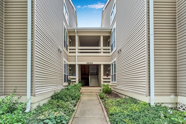 Building Photo - Rarely Available 2-Level, 2 Bed 2 Bath Upp...