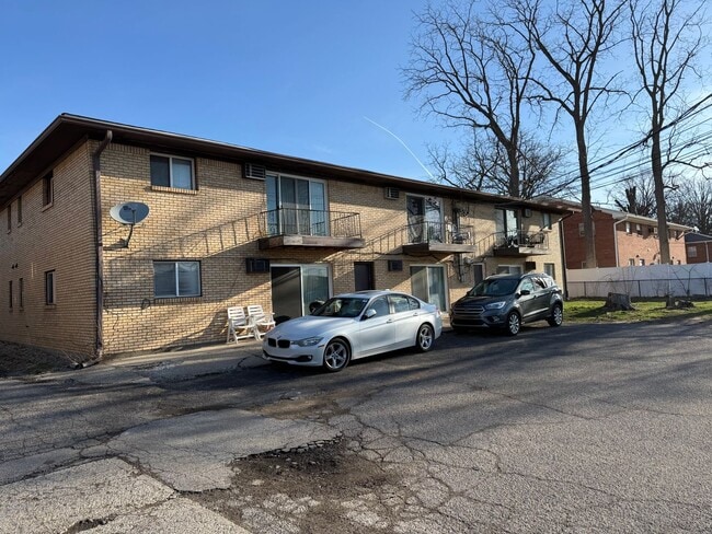 Building Photo - Spacious 1 Bed 1 Bath in the heart of Speedway!