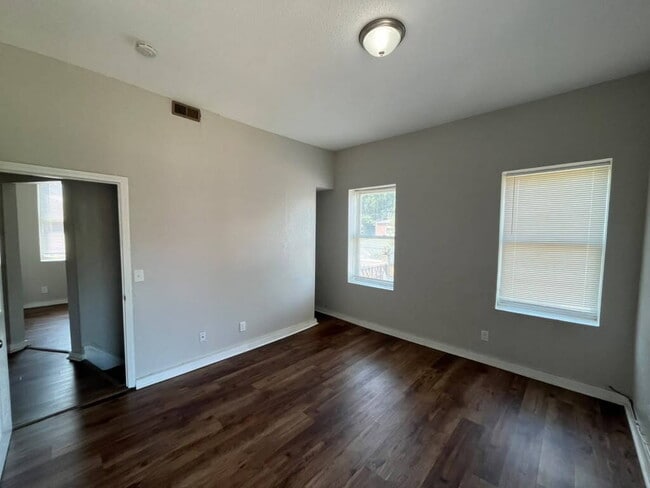Building Photo - "Charming 4-Bed Duplex in St. Louis City 2nd Floor with Granite Countertops & Gleaming Hardwood F...