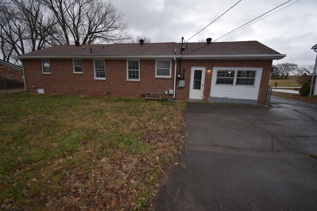 Building Photo - 3 Bedroom Pet Friendly Home For Rent!