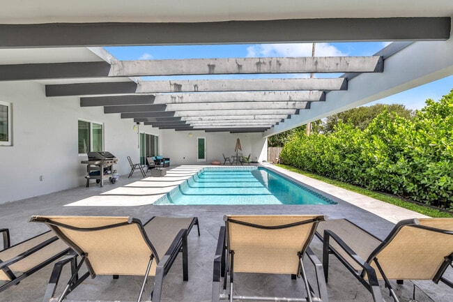 Building Photo - 2812 NE 27th St