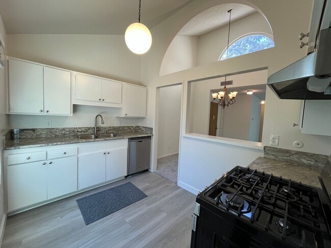 Building Photo - LOCATION! Move-in ready 2+2 w/parking, pool + balcony!