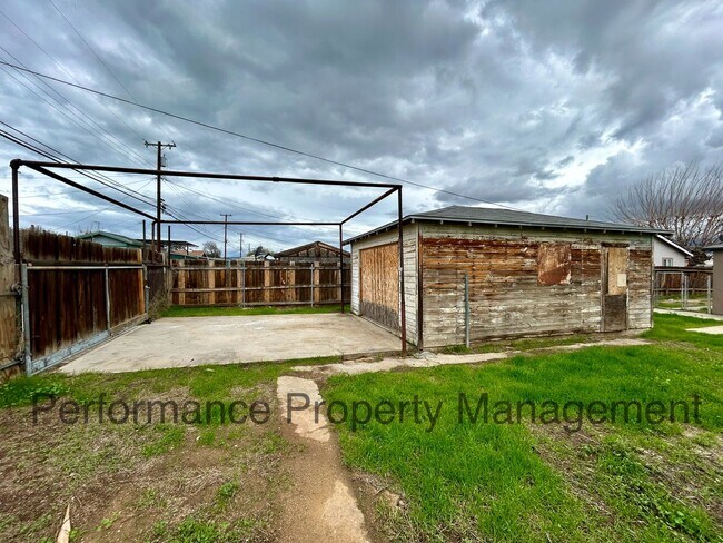 Building Photo - Cute 2 Bed/1 Bath Home in SE Bakersfield w...