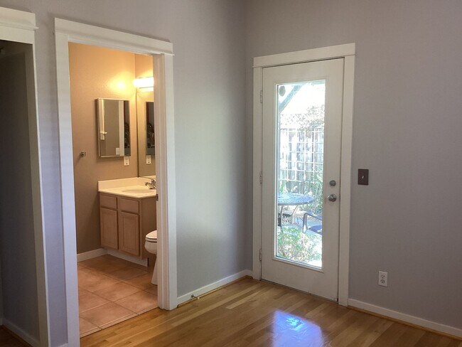 Building Photo - 204 Roosevelt Terrace