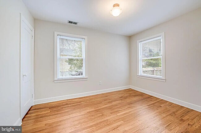 Building Photo - 2957 Strathmeade St