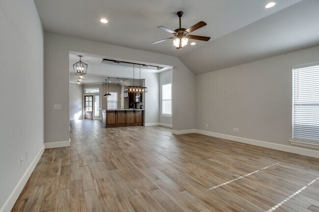 Building Photo - Luxury living in gated Valencia
