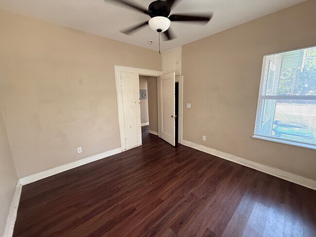 Building Photo - 1425 Quintana Rd